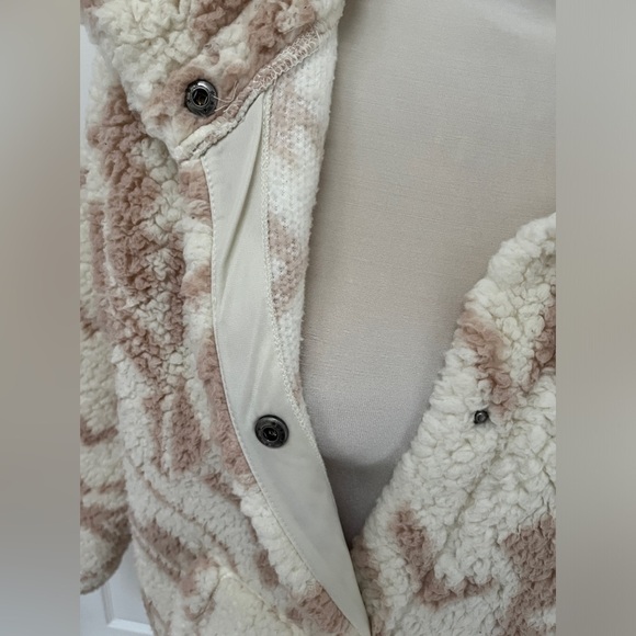 NWOT Liv Outdoor Sherpa coat size medium - Picture 4 of 10